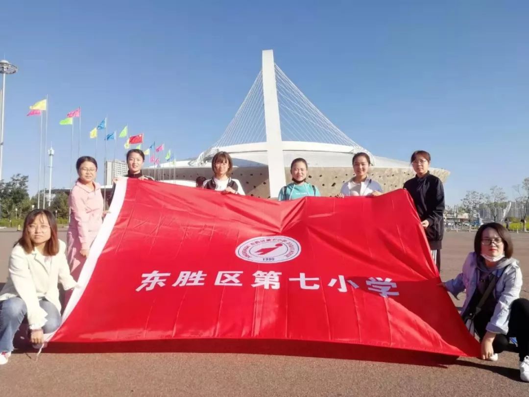 日本队长身披队旗，领队庆祝胜利的简单介绍