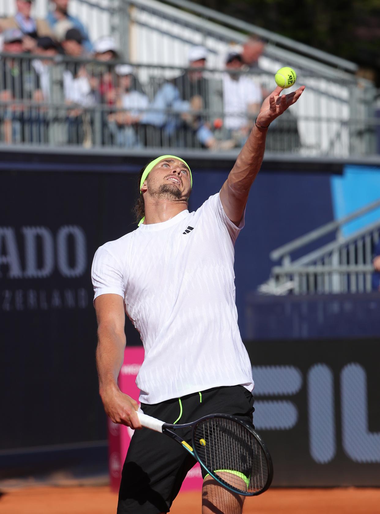 意大利网球队险胜日本网球队，兹维列夫制霸全场的简单介绍